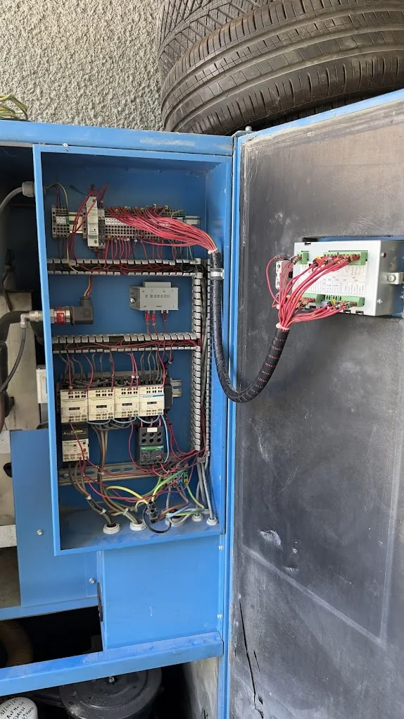 Armoire électrique bleue de machine ou atelier