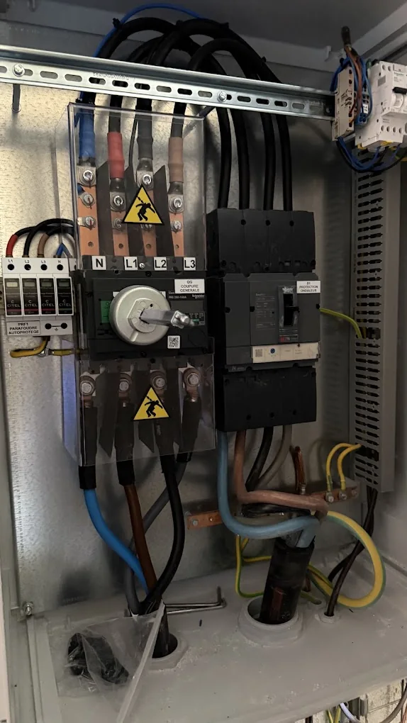 Armoire principale avec coupure générale et protections