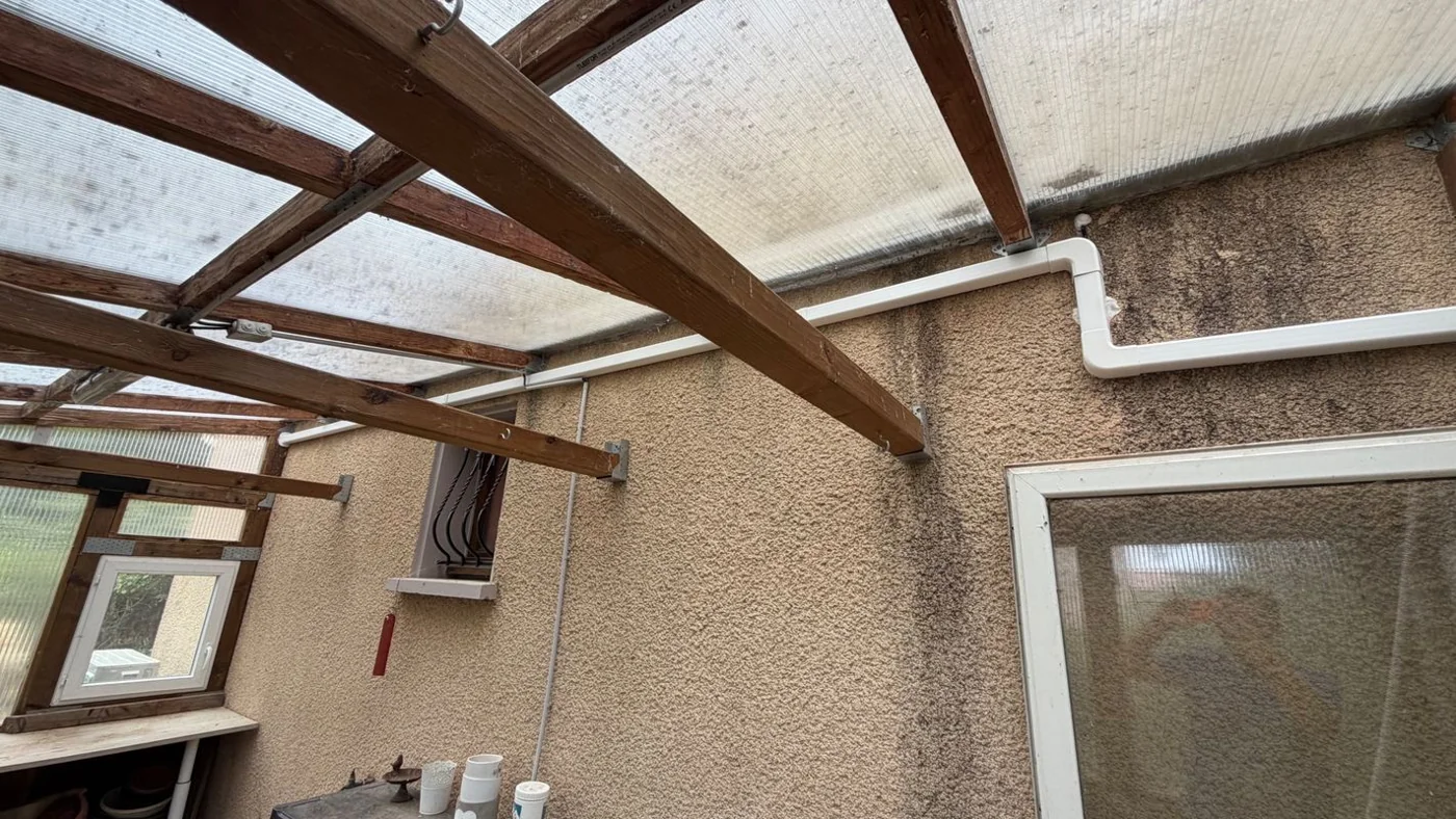 Liaisons de climatisation sous goulotte, avec passage autour de la structure de la véranda
