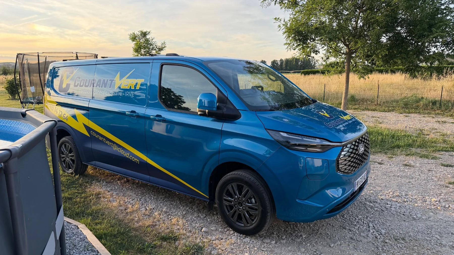 Fourgon électrique Courant Vert aux couleurs bleu et jaune