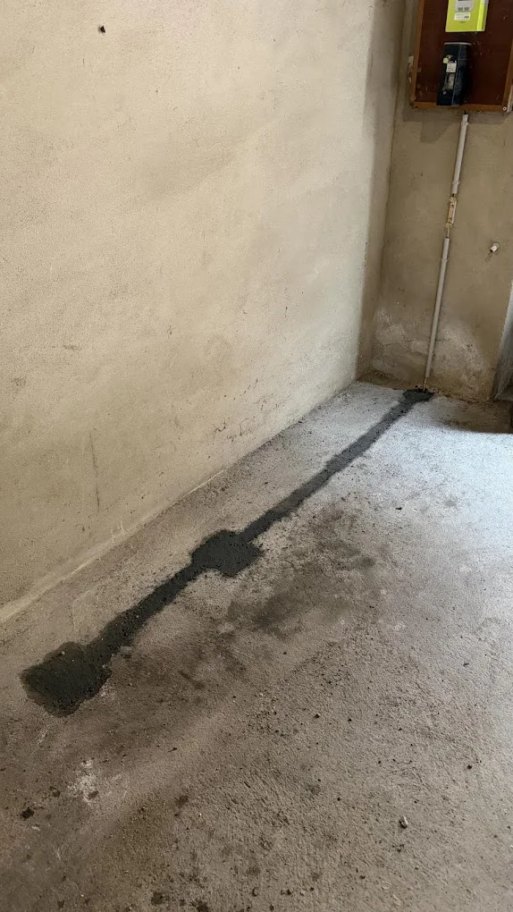 Saignée au sol rebouchée pour passage électrique