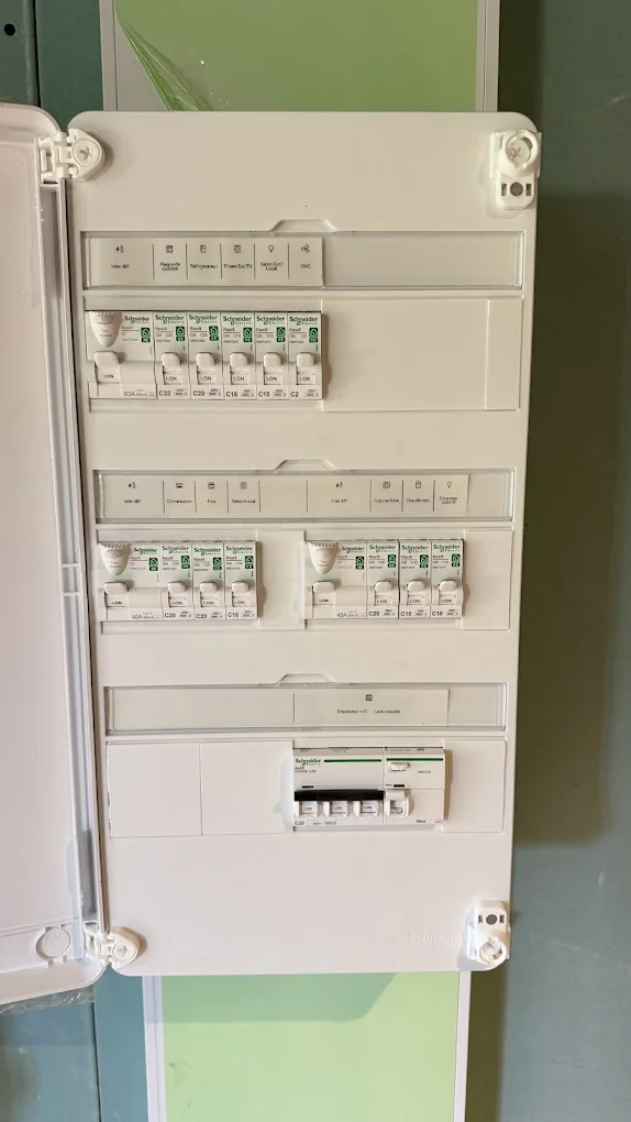 Tableau électrique terminé avec appareillage Schneider